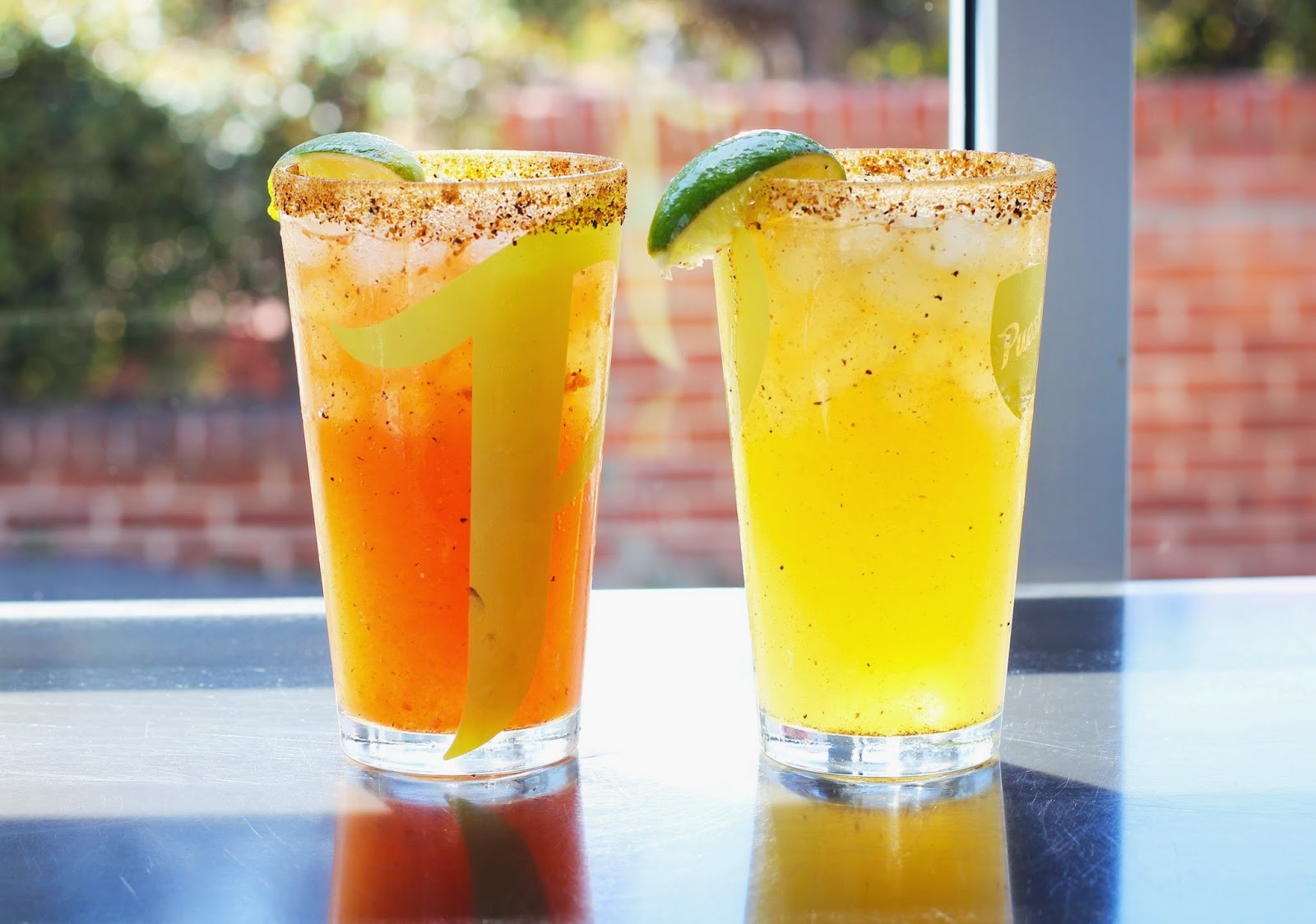 Мичелада коктейль. Michelada. Коктейль манго маракуйя. Мексиканские напитки коктейли Мичелада. Желтый коктейль.